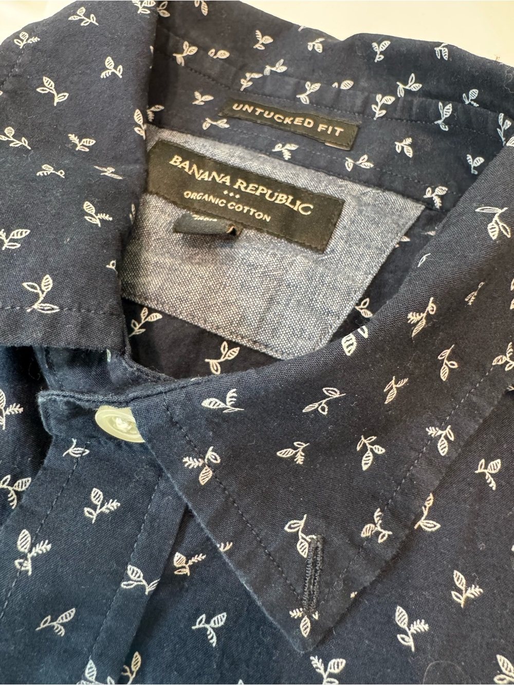 Banana Republic Organic Cotton "Untucked Fit" Navy Leaf Print Shirt Medium